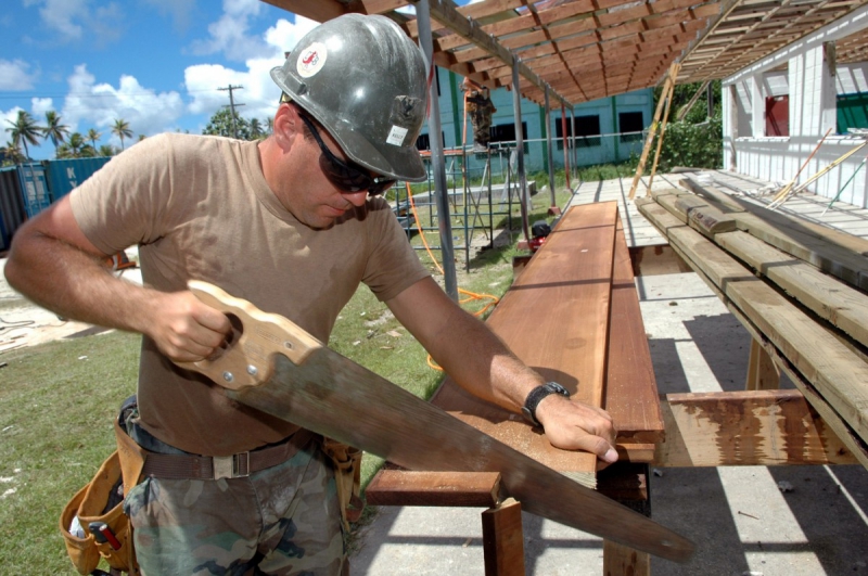 ebeniste-ROUBION-min_worker_construction_building_carpenter_male_job_build_helmet-893290